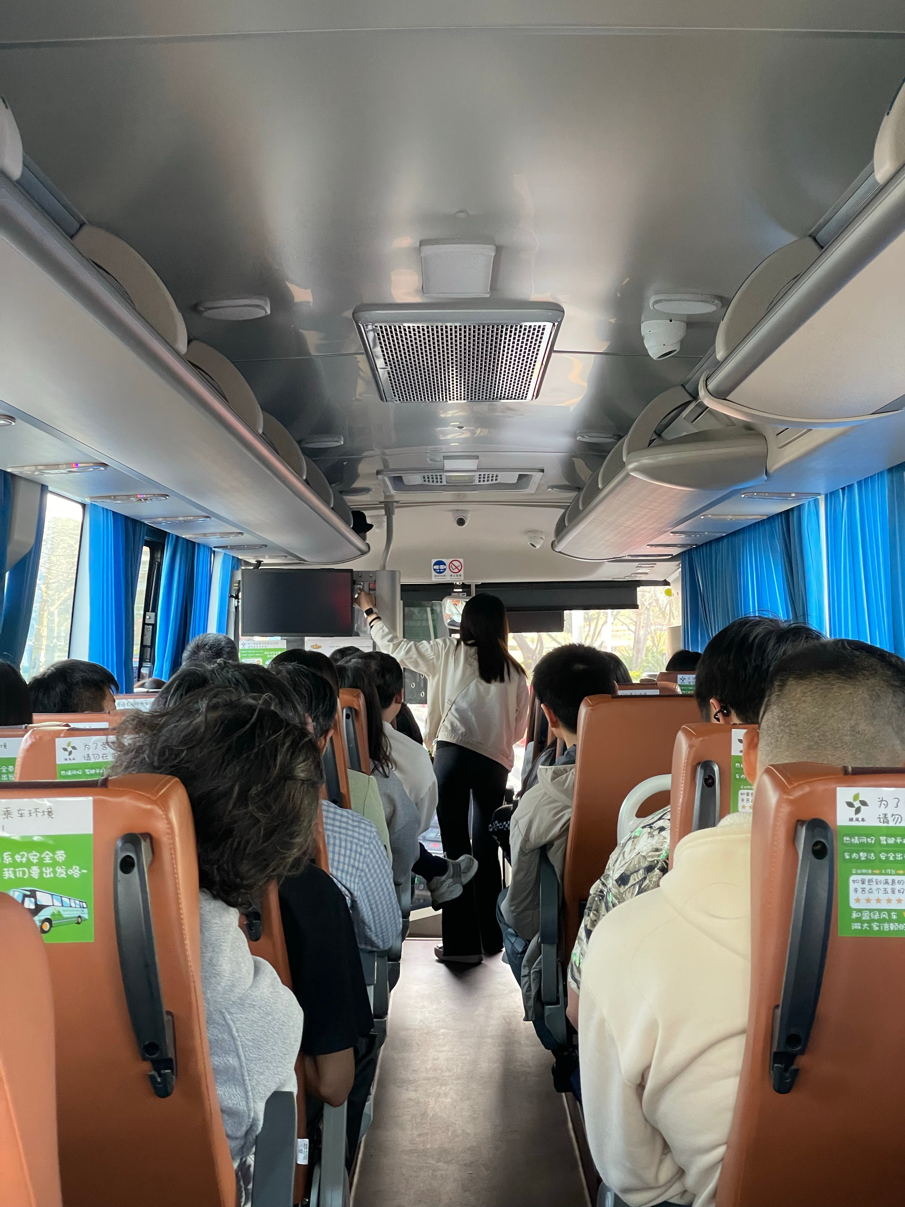 同一家酒店有两班班车，一边载去看今晚F4的演唱会，一边去新车发布会的，看演唱会的