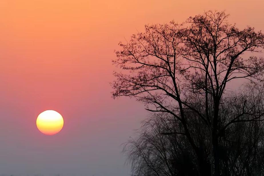 风清月朗，
日丽人和。
横批：《日月天地》
