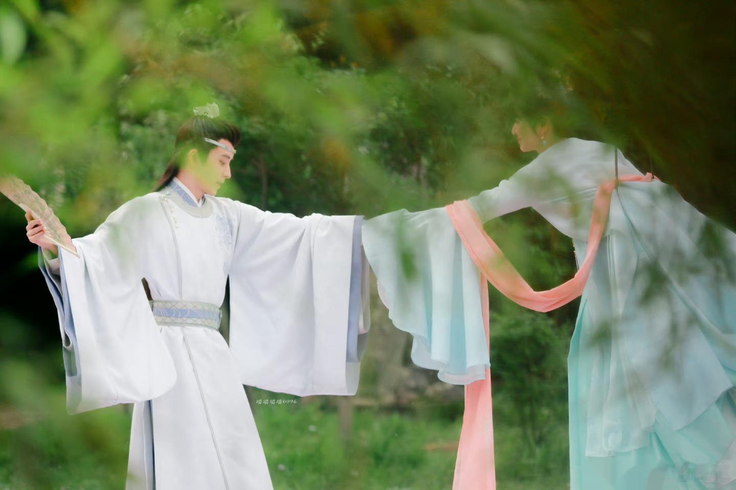 #网传田曦薇敖瑞鹏新剧明日定档##网传花轿喜事明日定档# 光是看他们两个人的脸，