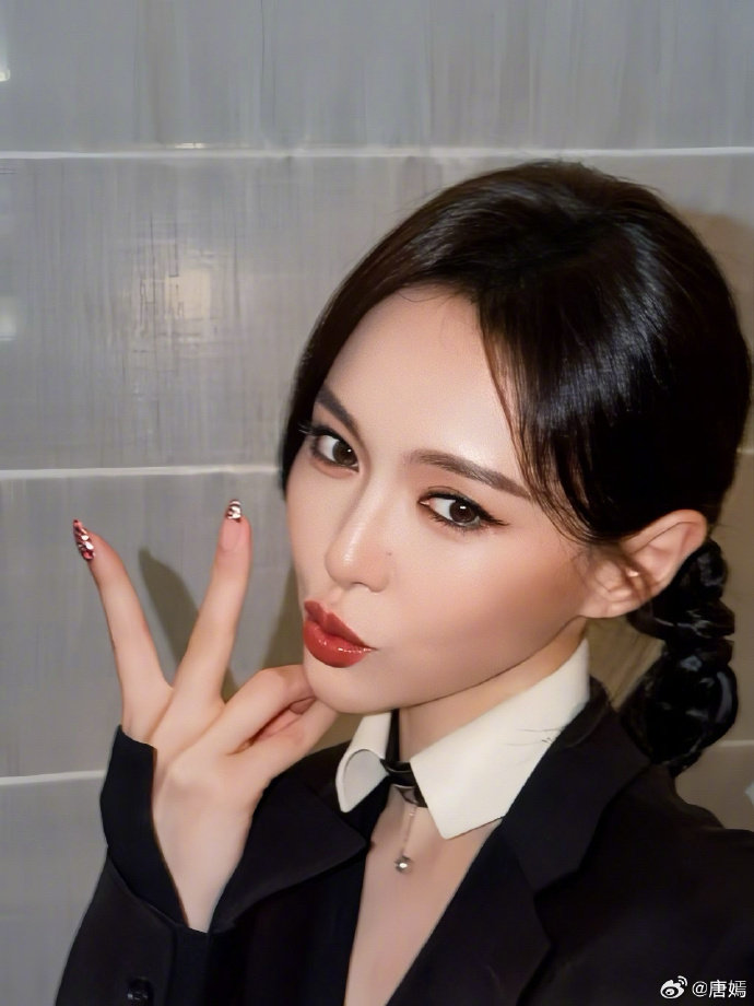 唐嫣轻亚裔妆容唐嫣美甲和妆容好搭 唐嫣这次的轻亚裔妆容也太美啦！超有气质的，而且