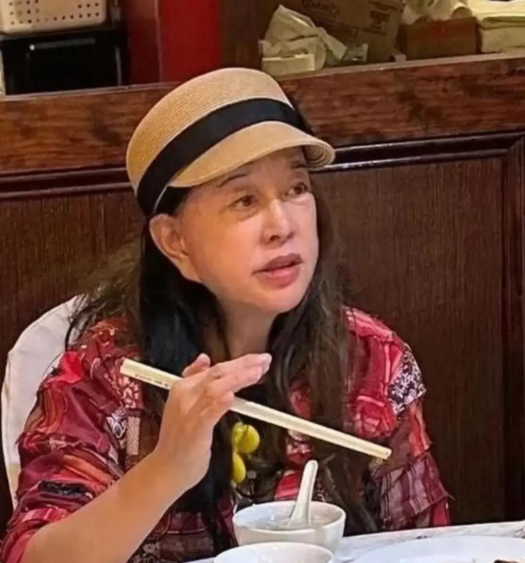 刘晓庆素颜跟朋友吃饭，我一眼就被她的耳垂吸住。
不是夸张，那耳垂像被橡皮筋拉长，