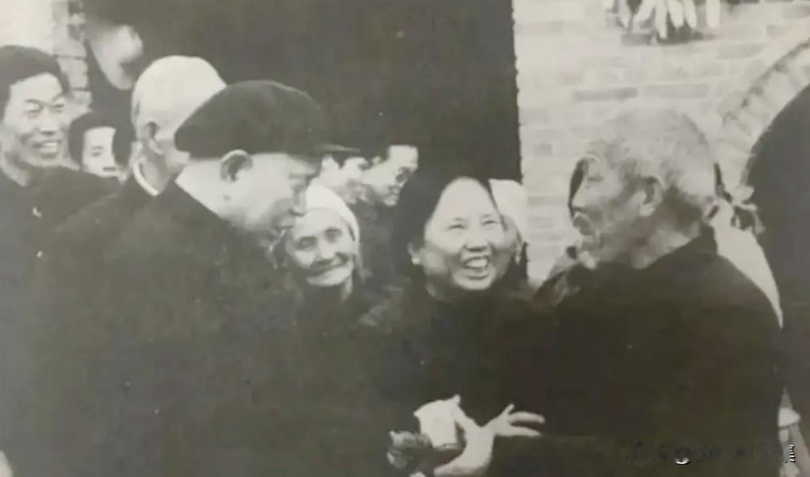 1988年11月，黄镇将军（时年79岁）与夫人朱霖（68岁）重返河北涉县王堡村看