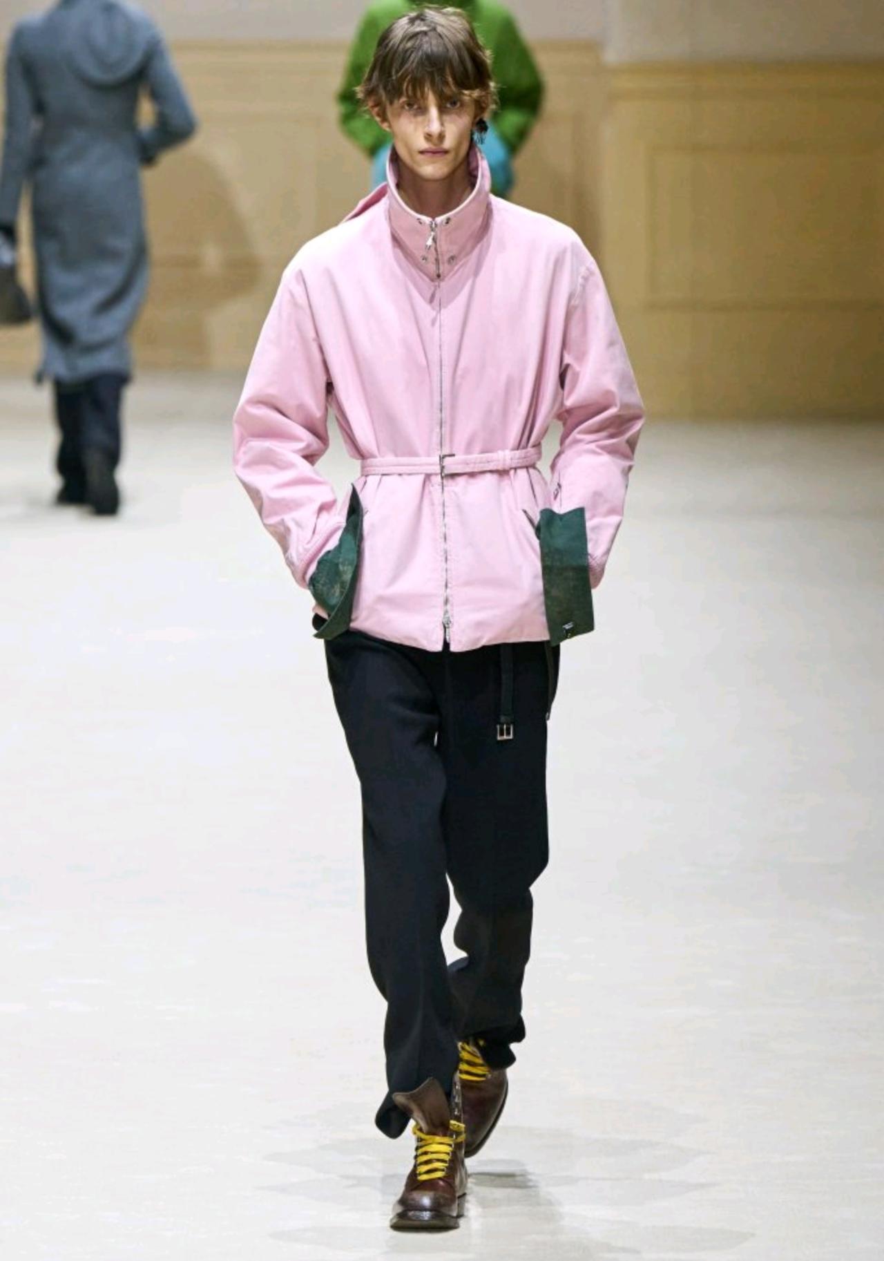 Prada 2026-2027秋冬男装系列：颠覆传统的“不完美美学”！
污渍衬衫