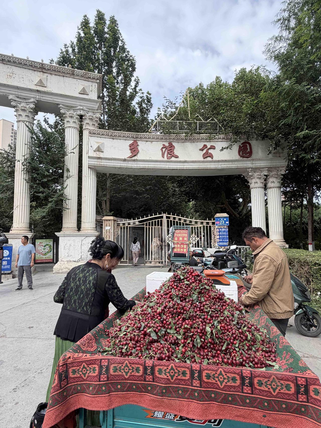 阿克苏多浪公园
从新疆喀什过来，我发觉阿克苏独具特色，这里湖泊星罗棋布，水系纵横