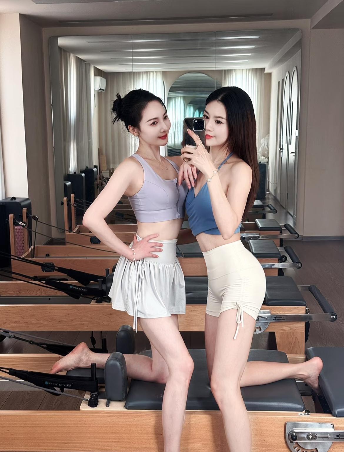 能看出来我们两个哪个是生完孩子的吗？