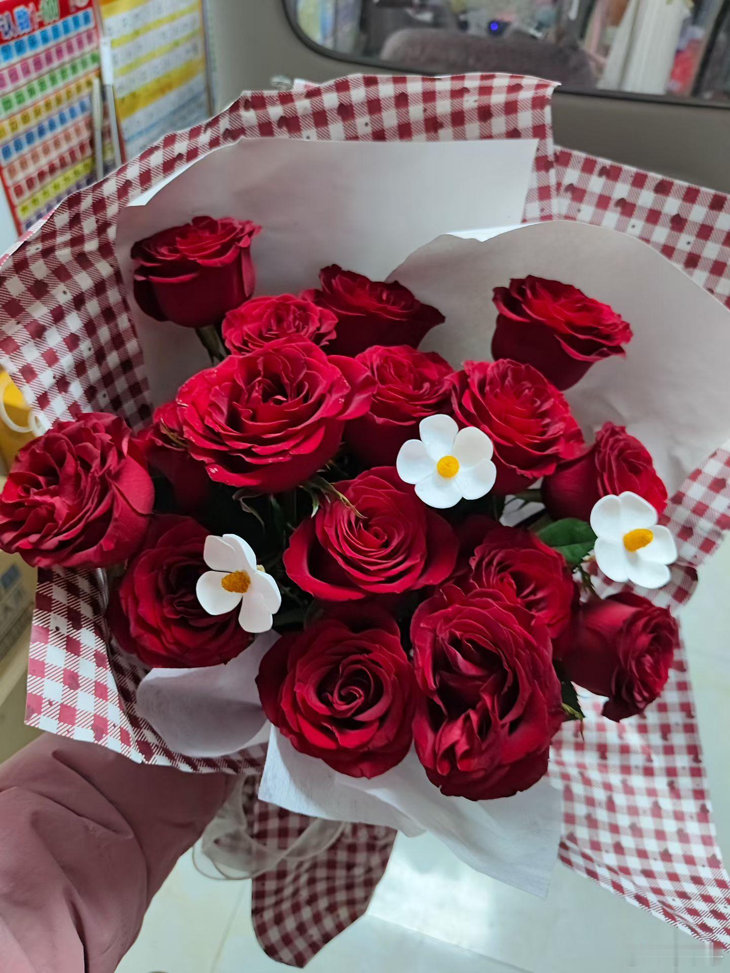 在柑橘市场买了卷纸、春联和糖果，也跟租户打了招呼，叮嘱他们把水电气都关好。明天再