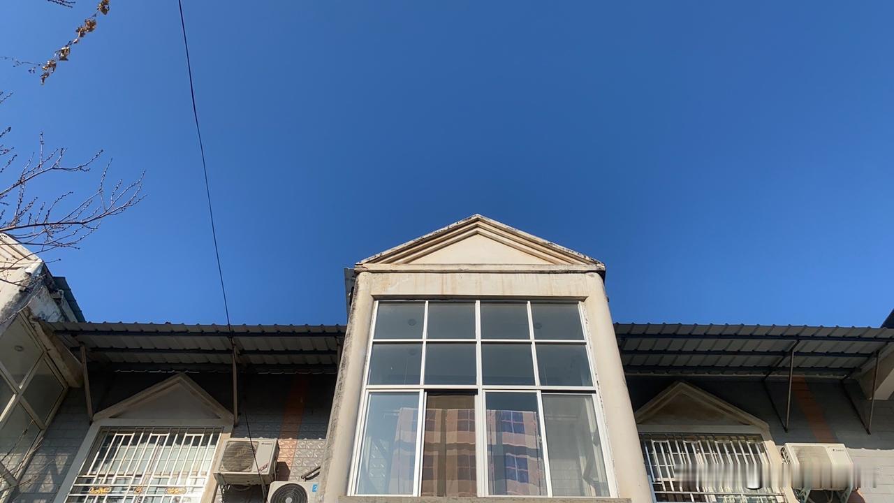 新年生活图鉴阳光洒在老建筑的窗户上，岁月静好。