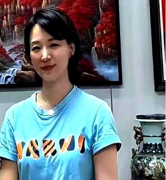看到董卿这事，很多人才反应过来，原来真正活明白的人，根本不靠热闹撑场面。
53岁