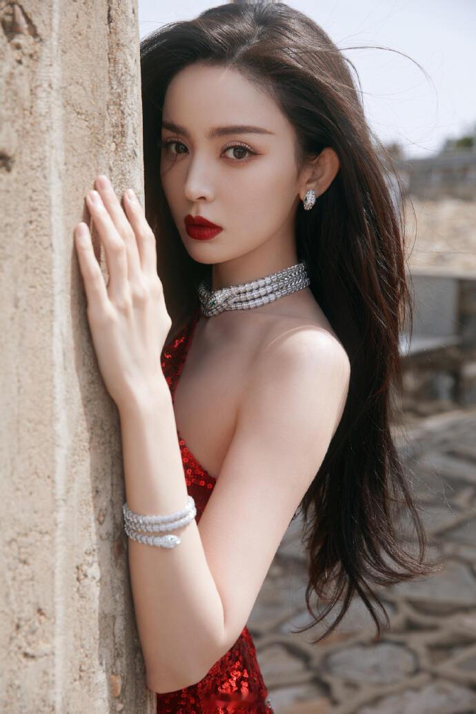 娜扎红裙杀！异域玫瑰美到窒息～[抱一抱] ​​​