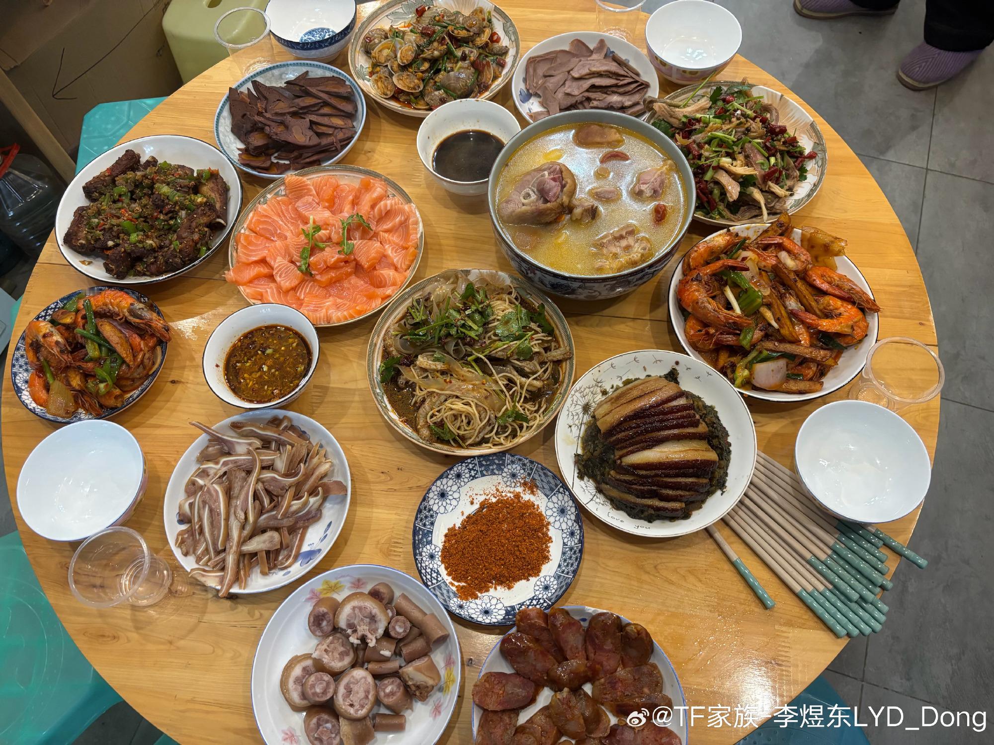 果然所有人都觉得李煜东家的年夜饭很淳朴哈哈哈哈，那盘三文鱼不会真的是公司发的年货