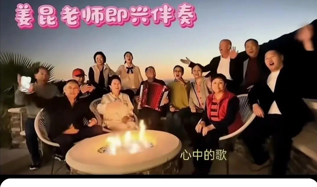 这就是他们那个圈子的常态！
表演就是生活！生活也就是表演！
他们不了解普通人的生