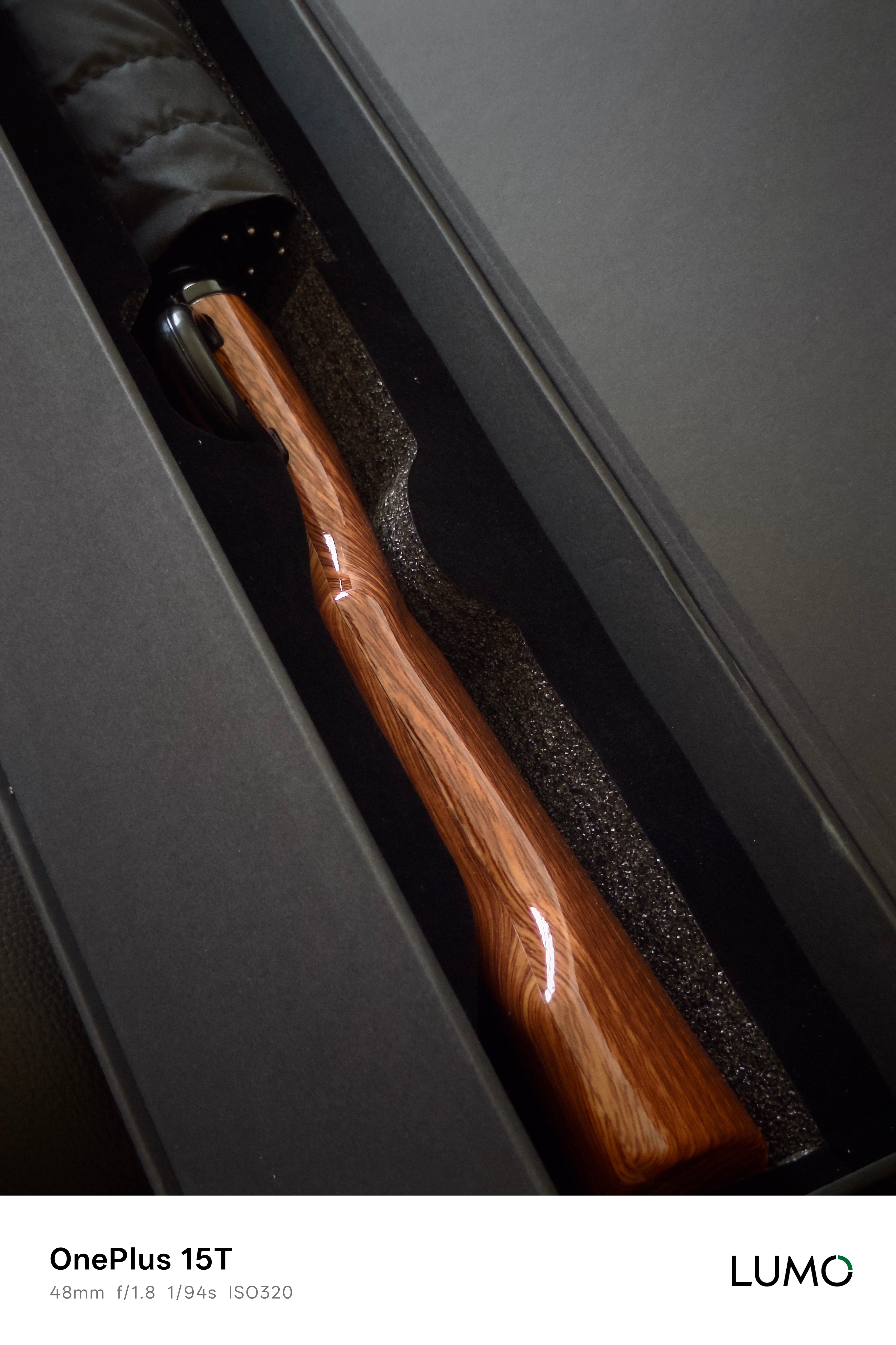 一加Ace6至尊版 邀请函到了，是一把枪型手柄的雨伞。暗示很明显了，有两种形态，