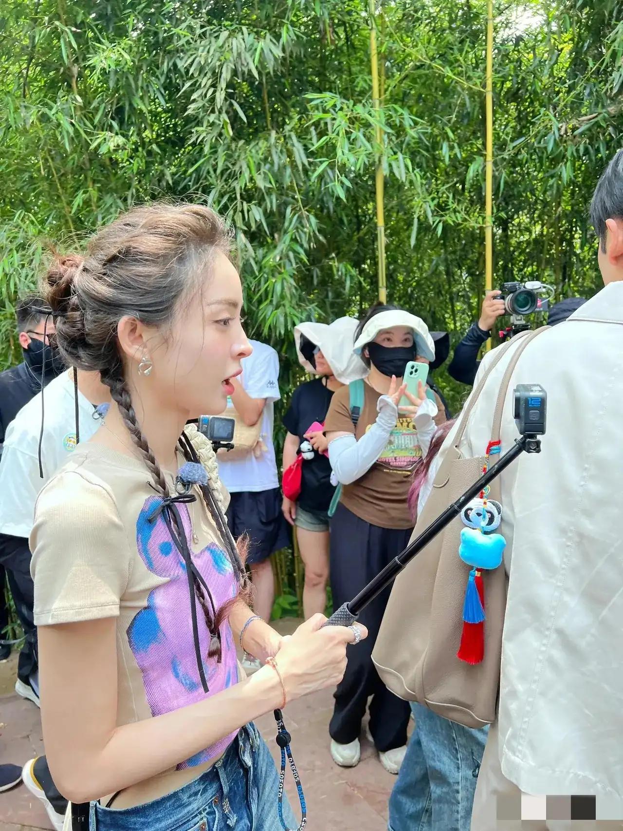 能做明星的女孩气质都很突出，不是每个美女都能做明星。你看这位女明星走在路上回头率