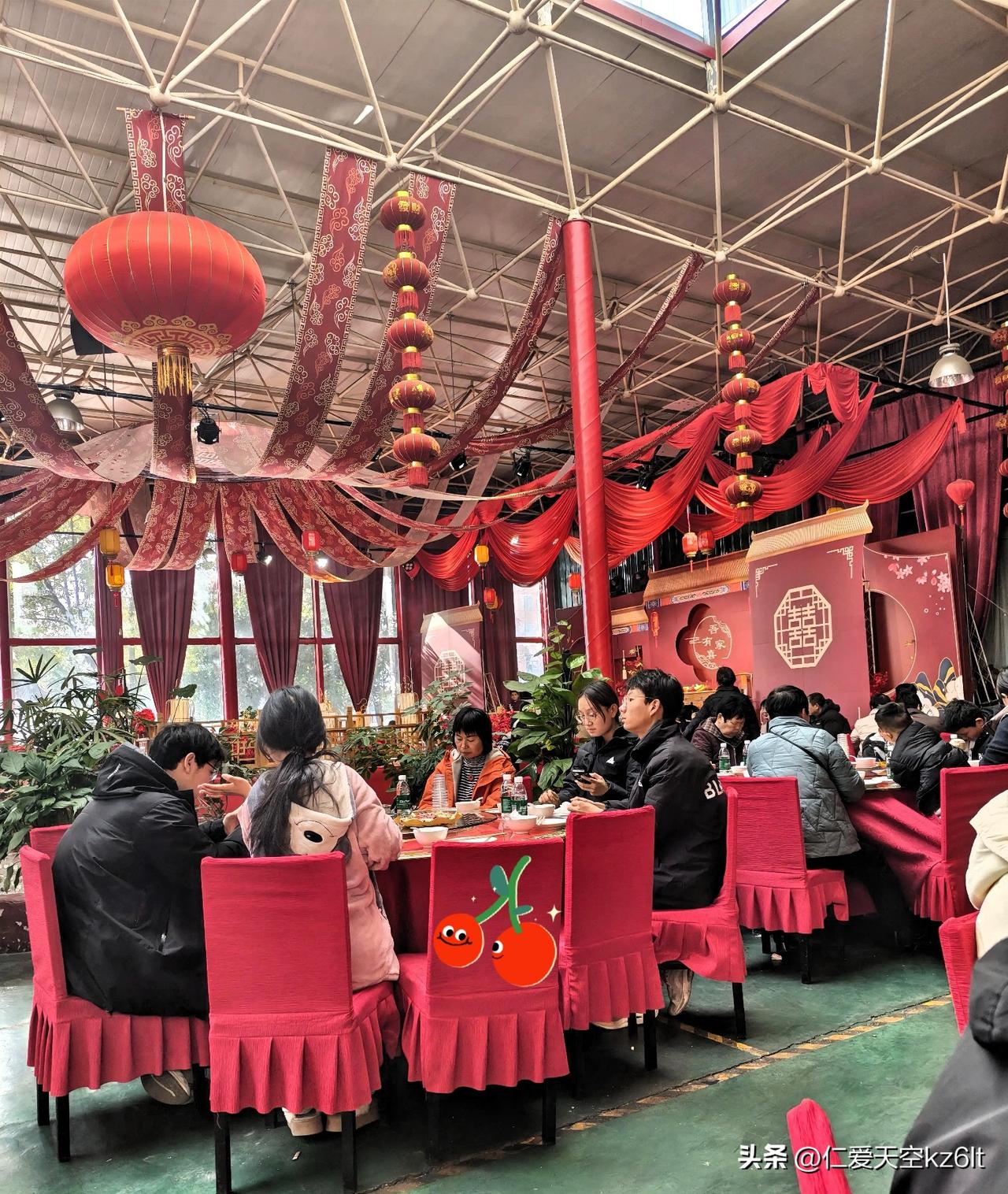 今天老家这场喜酒，我蹲在红绸灯笼底下吃席——新郎新娘都奔四了，刚进场时他爹妈攥着