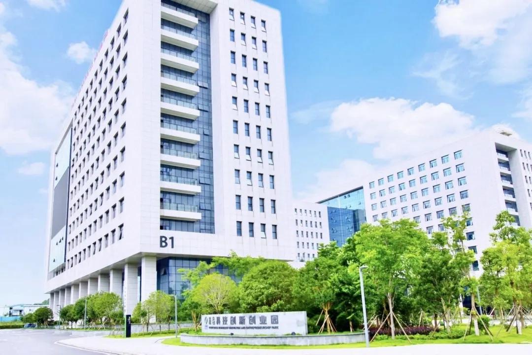 湘江新区桐梓坡西路，岳麓山国家大学科技园二十余载深耕不辍，孕育出三诺生物、水羊集