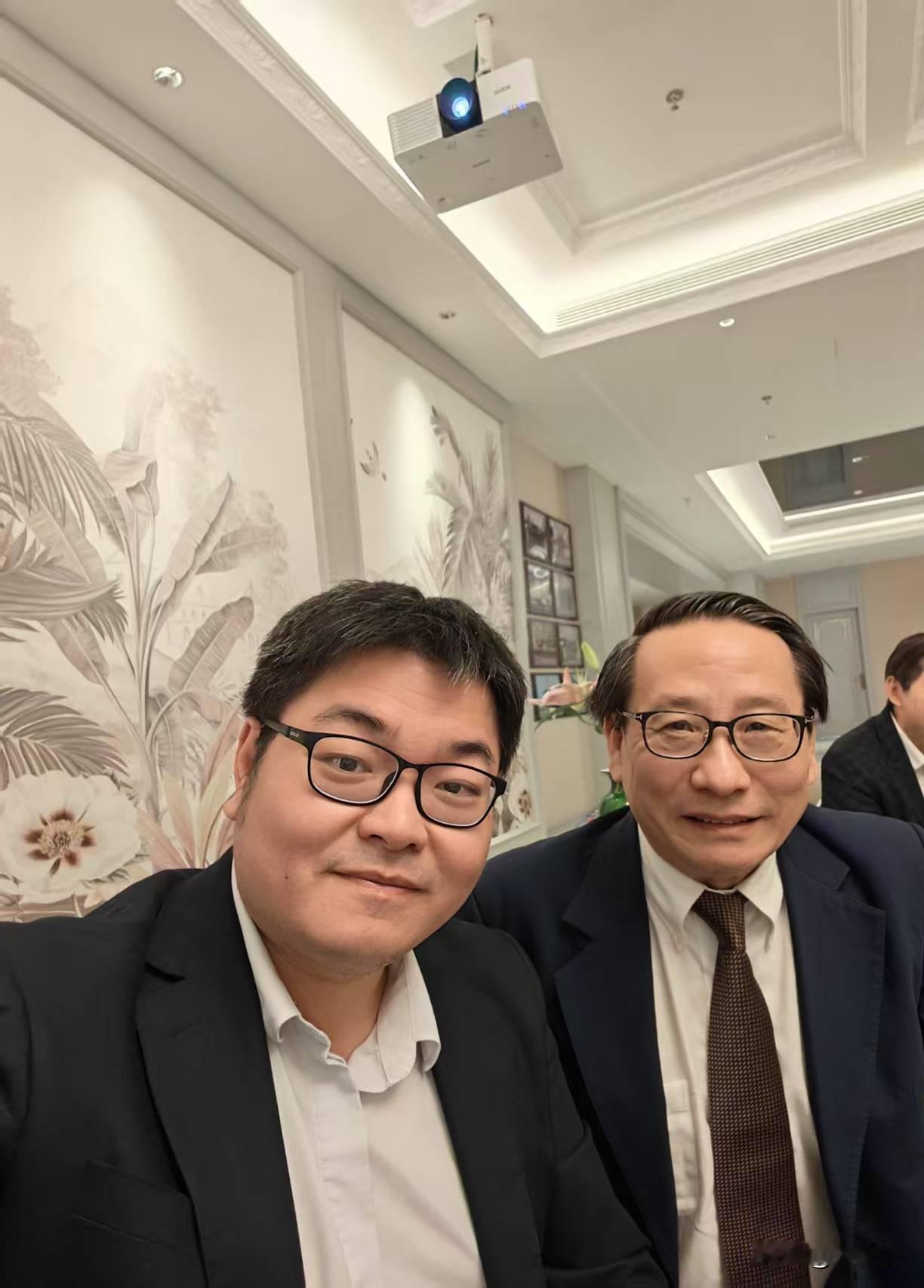 黄教授是中国互联网上理性的爱国大V
国家和社会发展要行中道
不管是极左还是极右