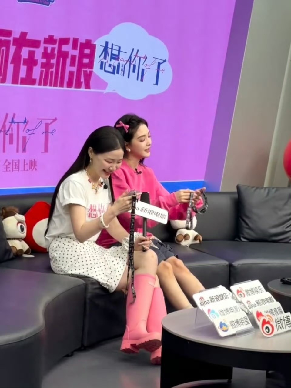 章若楠金靖扫楼玫红色双人穿搭亮眼，两人互动打闹全程笑点密集 