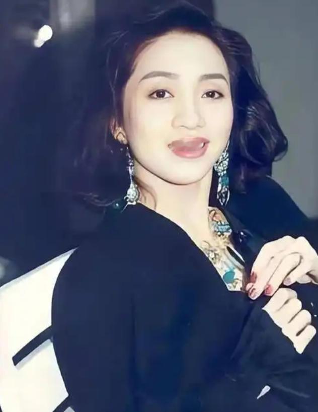 梅艳芳去世后，在医院欠下了85万的费用，张学友二话没说把钱给垫上了。反之妻子罗美