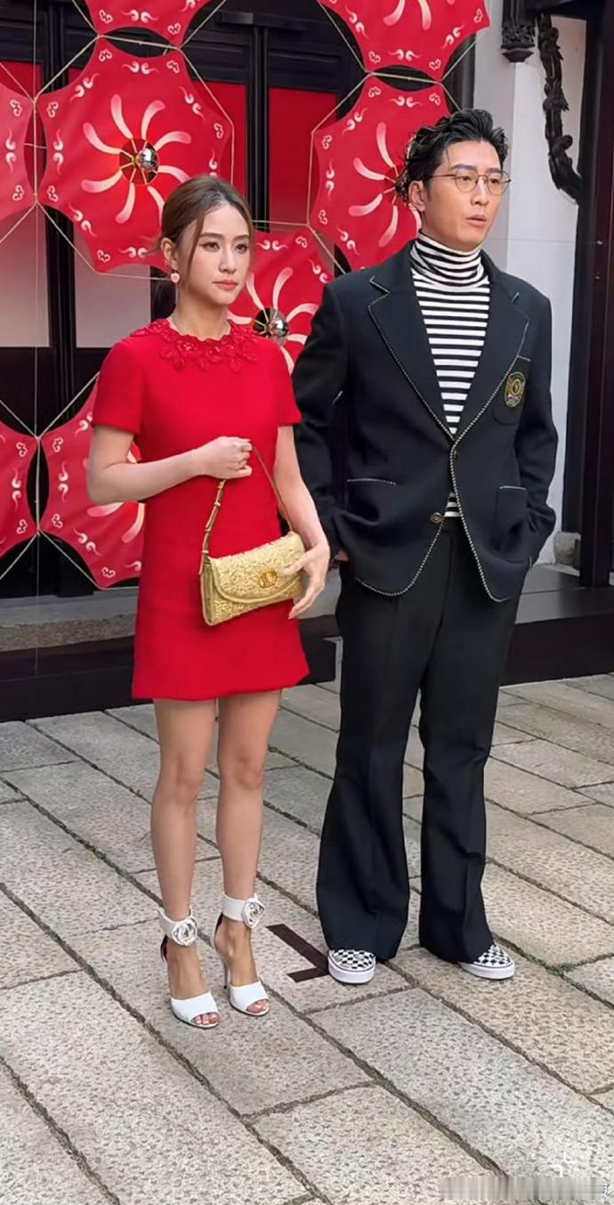 何超莲窦骁一起出席活动窦骁何超莲合体活动 久违同框太甜了！窦骁何超莲合体活动，夫