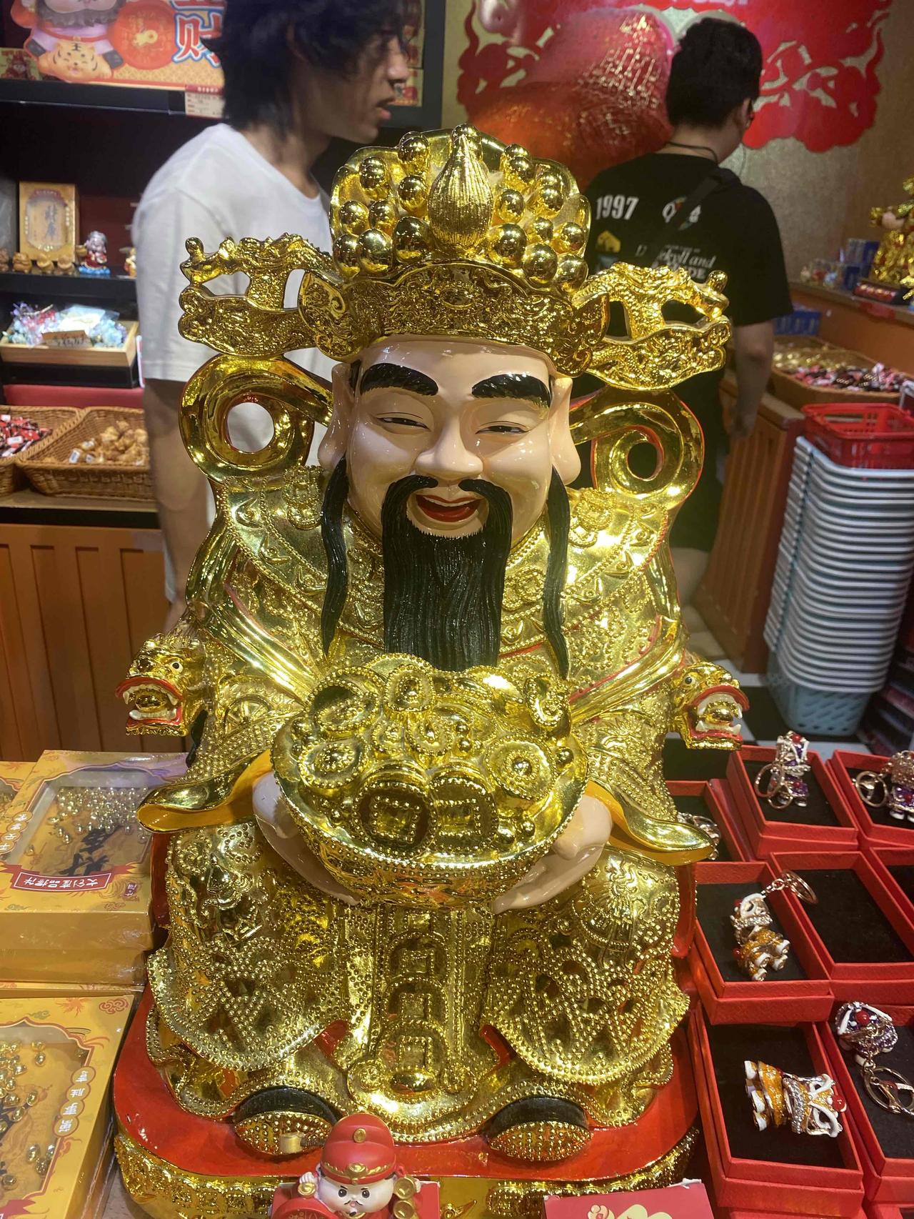 奉劝大家
不管收入有高低
一定要逼着自己
攒钱，攒钱，哪怕是每月300块。

打