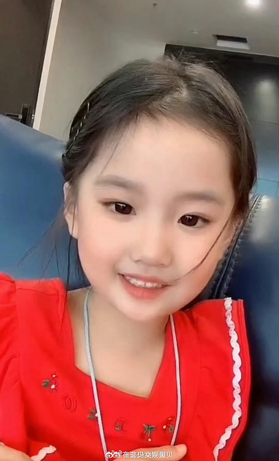 刘亦菲都生不出这么像的小孩，完全可以演她小时候 