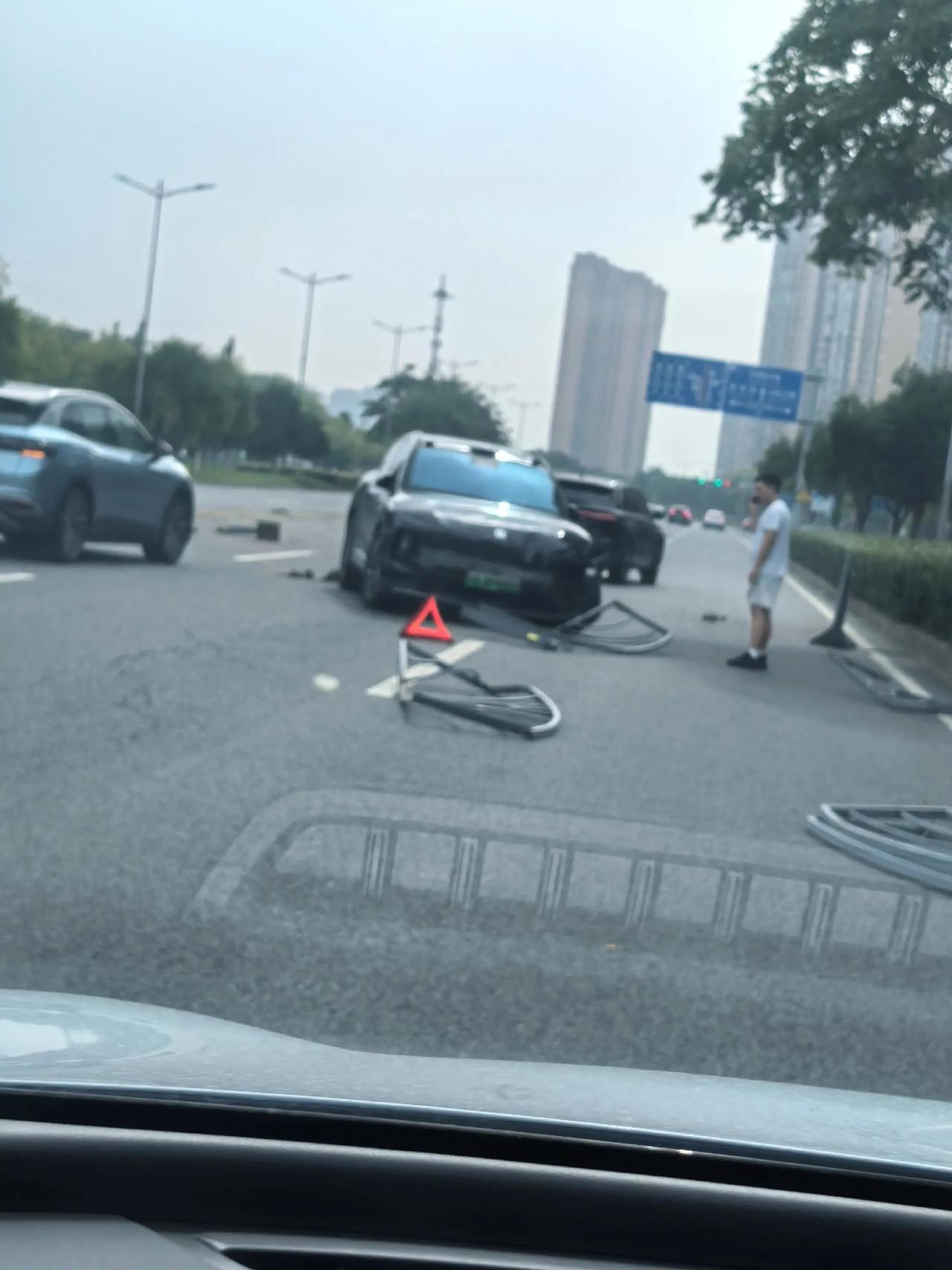 这是开多快，才能犯这么大错！还好是单车事故，没撞到别人…… ​​​