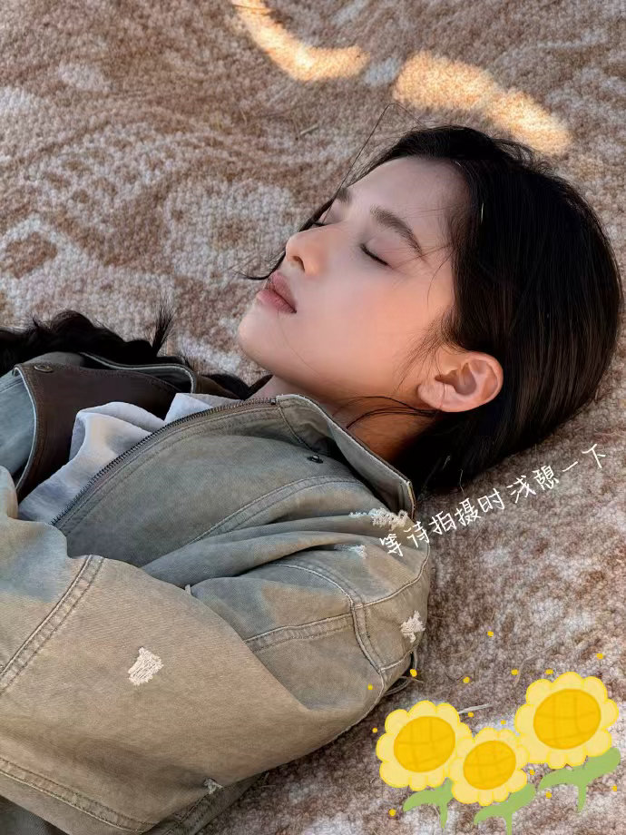 张婧仪美好自然入镜张婧仪春日暖阳plog  张婧仪美好自然入镜 玩扭扭乐、把花别