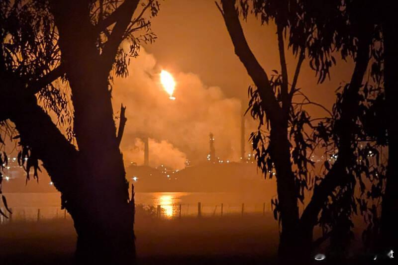 澳大利亚炼油厂爆炸起火 60米火焰冲天 或冲击燃油供应海外新鲜事 澳大利亚一处炼