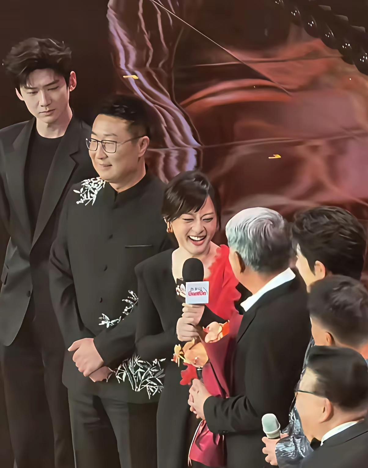 一场影视盛典，最抢镜的不是演员上台，而是一个导演同时“养成”了视后和视帝。
郑