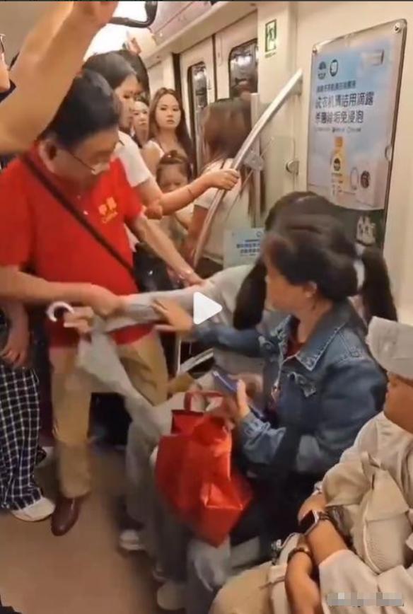 这次成都地铁老人拽女孩让座事件之后的核心变化大概率是下边这两种。
爱心专座的定位