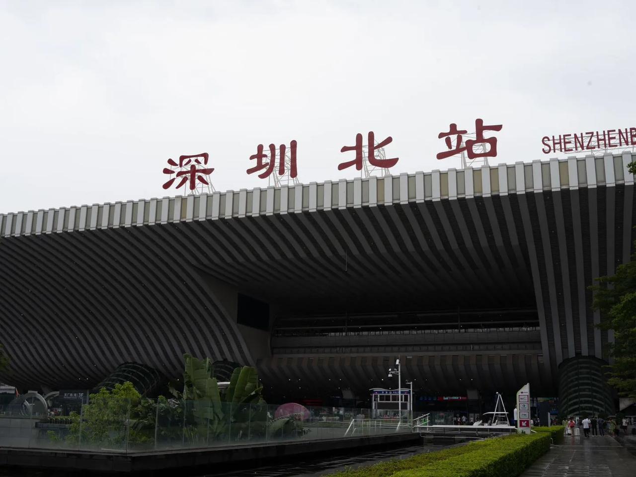 在中秋和十一双节来临之际，深圳北站则以保姆般的服务又火出了圈，让我们见证了深圳的