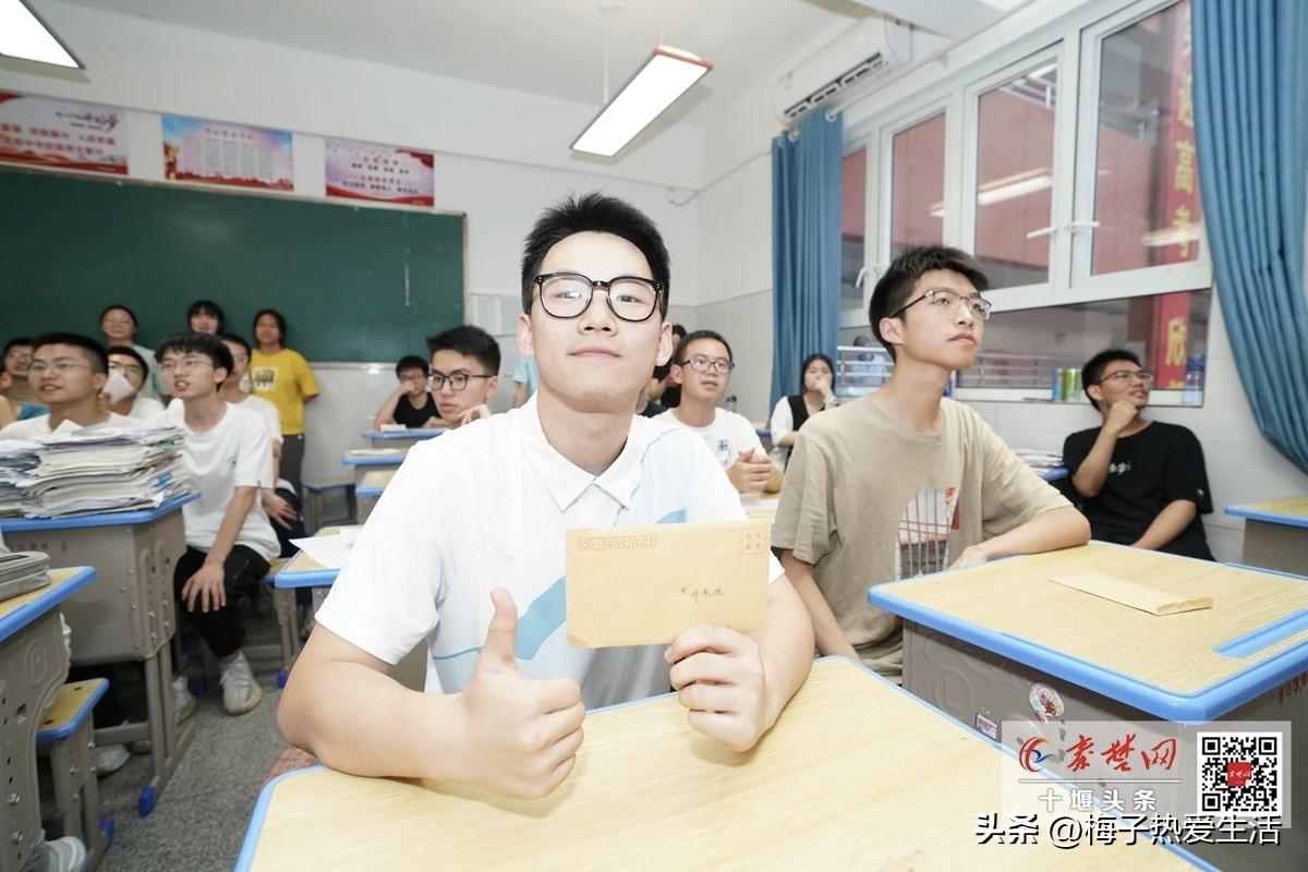 十堰的家长看过来，高考资讯来了，今年（2026年）十堰参加高考的考生，一共 35