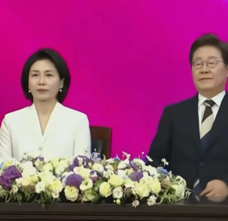 李在明这个媳妇金惠景挺符合韩国第一夫人的形象，看她出席李在明宣誓就任总统仪式的穿