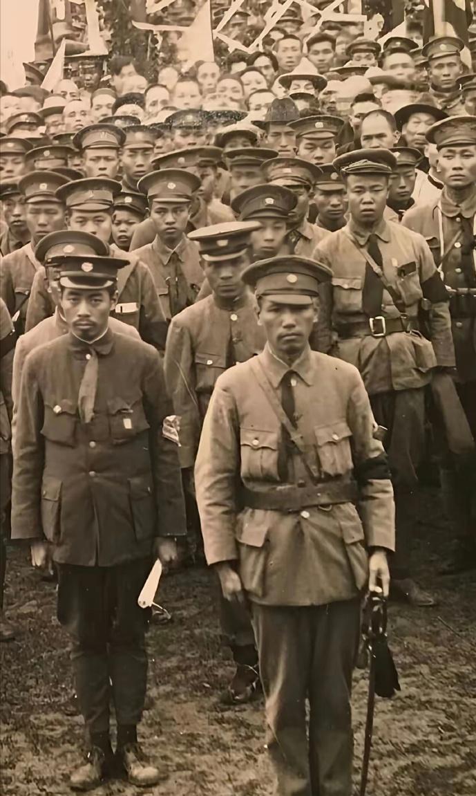 1925年，蒋周两人同悼孙中山先生逝世，随后率部东征。后来……