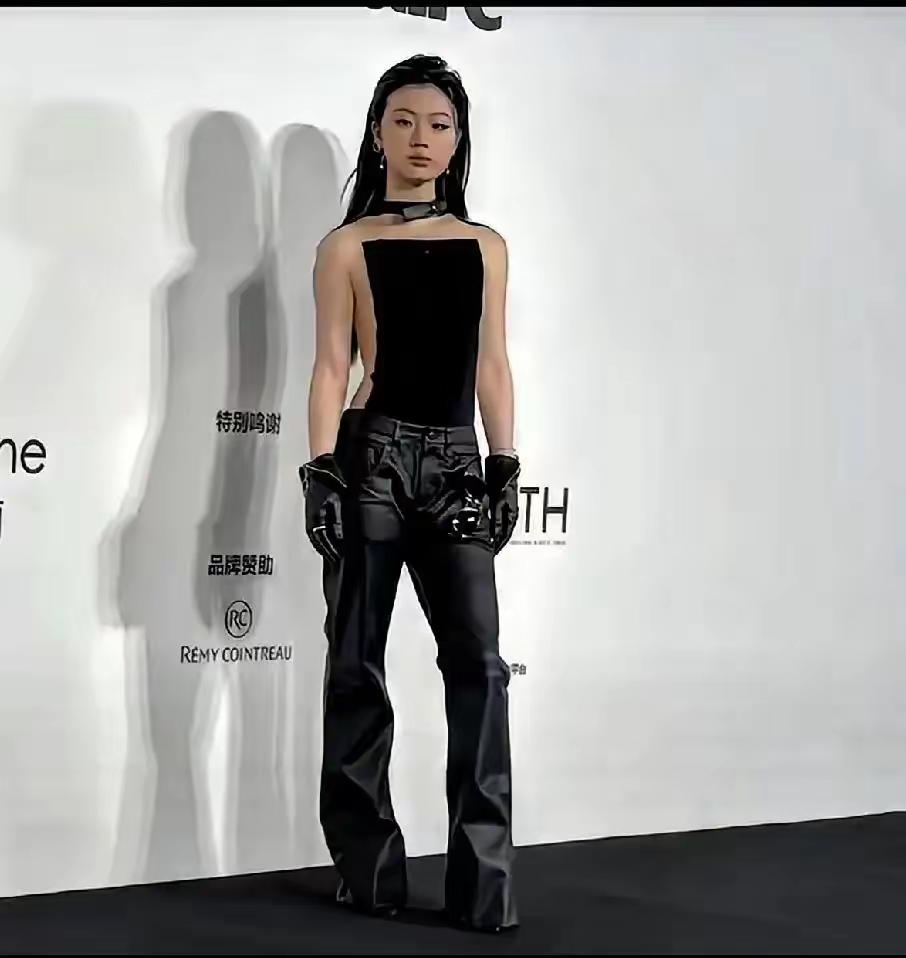 单依纯这是要走什么路子啊，穿衣风格这么奇怪？