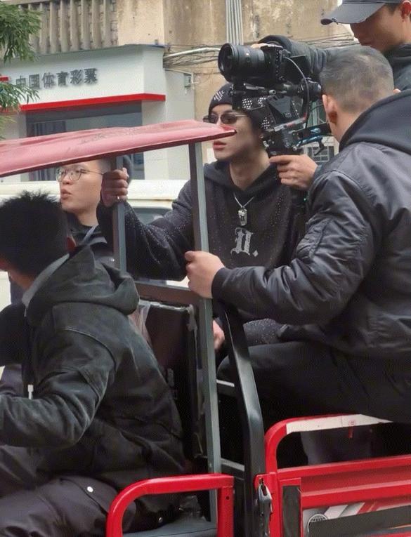 哈哈哈哈你这兜手机容易掉，放我这里 