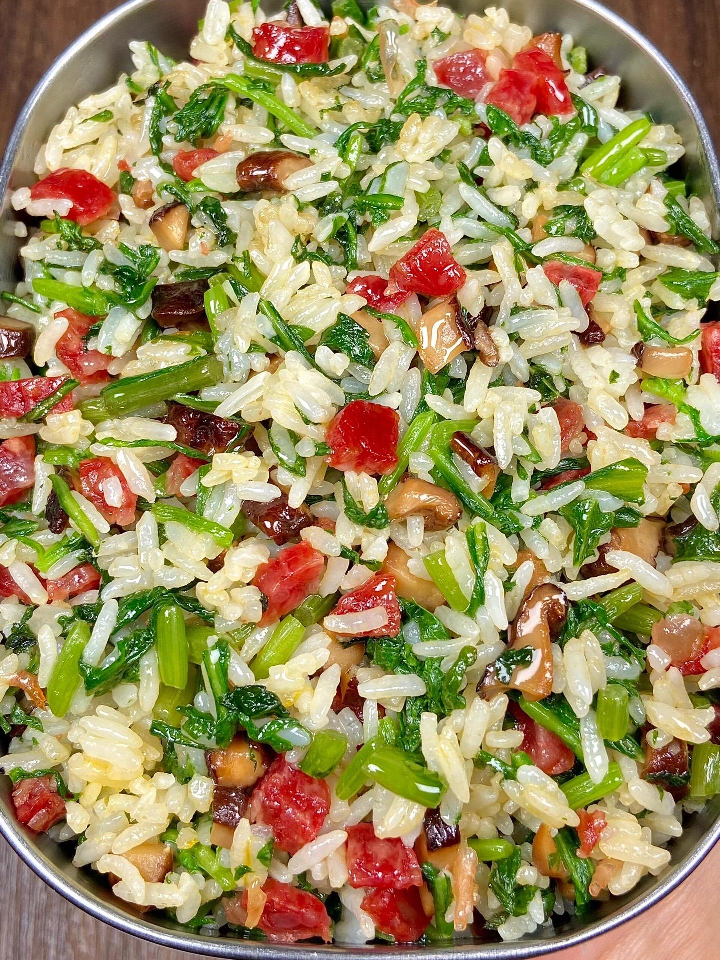高颜值蛋炒饭。最近真的敲爱米饭勒！！一顿都能炫好几碗🌶️今天做了这个茼蒿腊肠饭，就是说被香迷糊了！！
加了香菇真的好香好香！！腊肠炒的焦香焦香的，茼蒿真的我的爱！！可以用五花肉煸出油脂再炒，会比较香！！
🍒食材：茼蒿、鸡蛋、腊肠、干香菇、米饭
🫑做法：1⃣️茼蒿水开焯水 30秒捞出挤干水分切碎备
用
2⃣️冷米饭加1颗蛋黄液拌匀
3⃣️腊肠、香菇炒香，倒茼蒿炒匀
4⃣️倒米饭，加适量盐炒匀即可！！