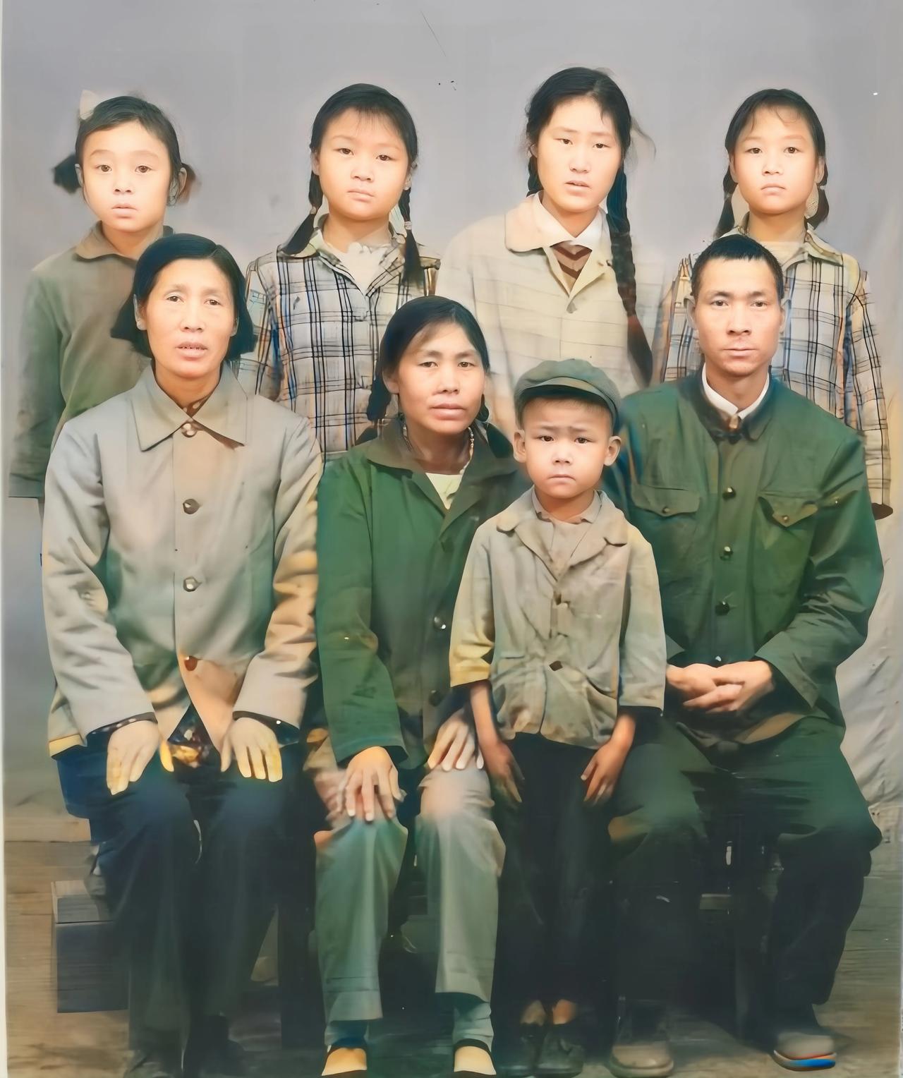 上个世纪60年代，一家八口人在一起的珍贵合影。
照片中，前排小男孩后面的一对男女