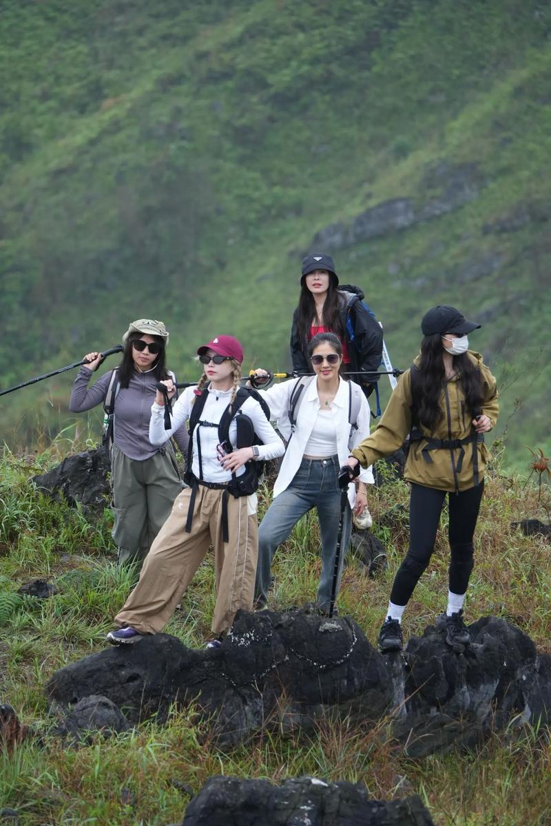 有喜欢爬山的友友吗?
山不唤我我向山，
每一步都是与自己的对话，
登顶时的风，