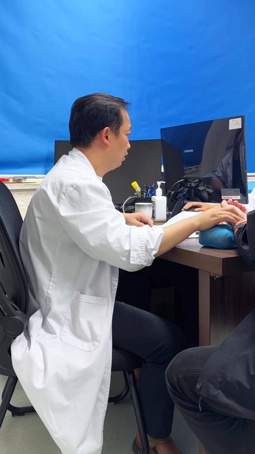 肝着，是个什么东西？。"大夫，我这胸口又疼起来了！像有块大石头压着似的...