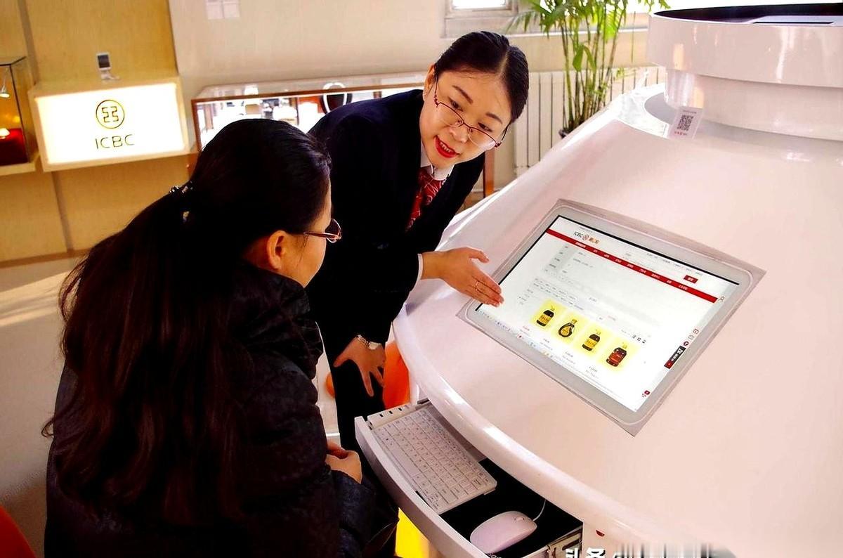 把那张存了三年的单子递进窗口，11万5，我心里正盘算着一万多的利息怎么花。
柜员