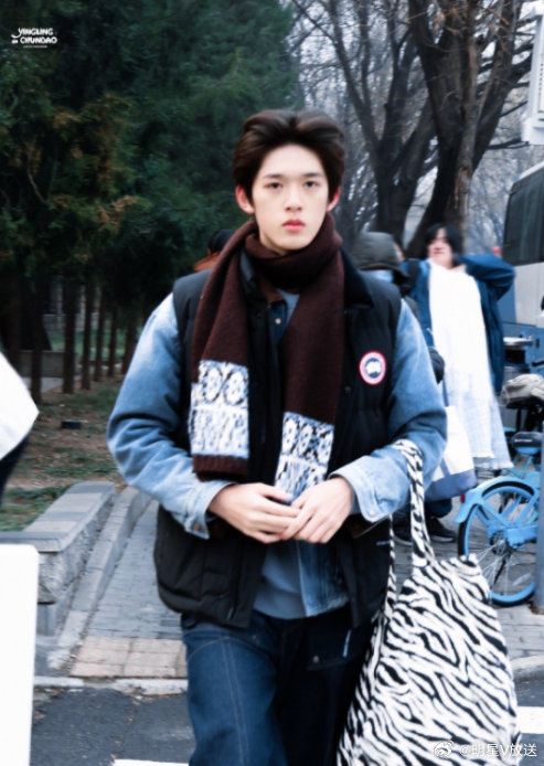 今年艺考的明星考生 今年艺考的明星考生好多啊，官俊臣今日北电校考路透~ 