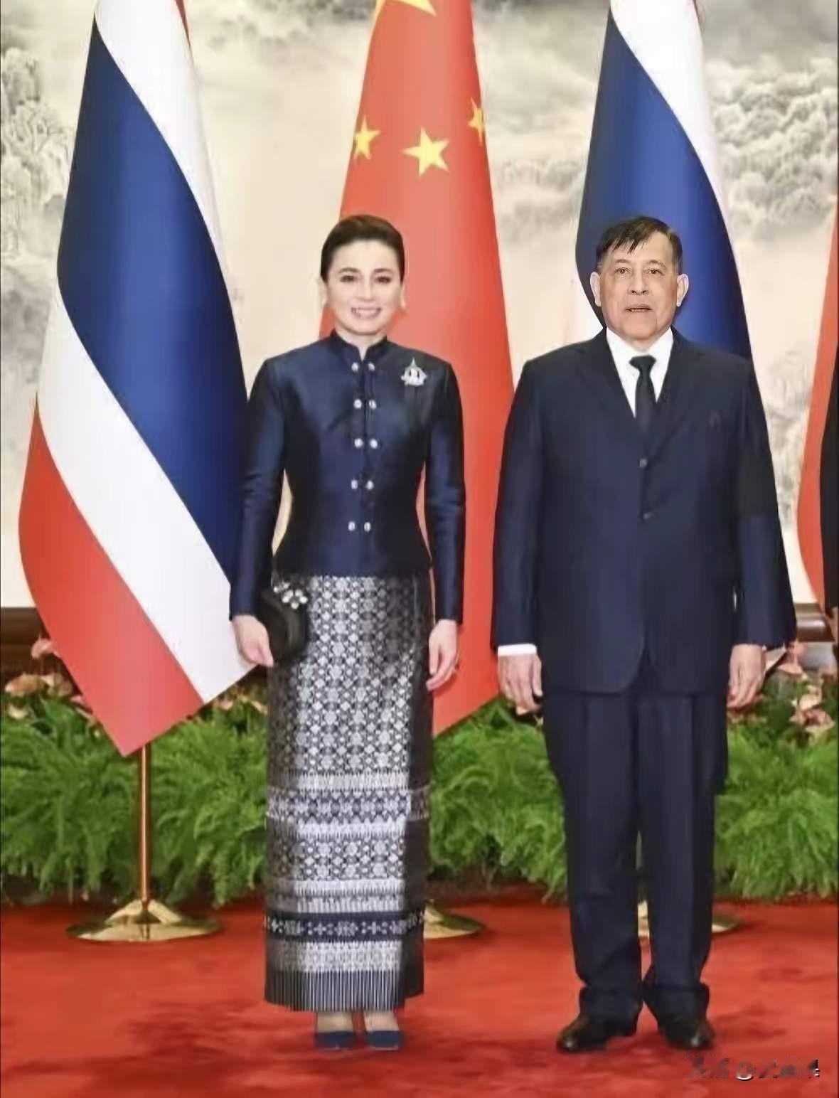这次泰国国王首次访问中国，
王后苏提达引人注目。
真是优雅得体，仪态万方，怎么看