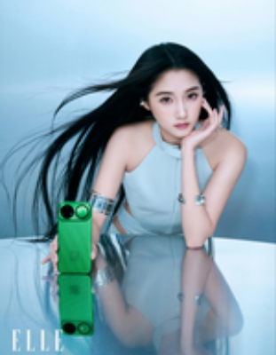 关晓彤早就爱你老己了 关晓彤Y3K未来感造型鲨疯了！银白短裙配黑长直亮片妆，酷飒