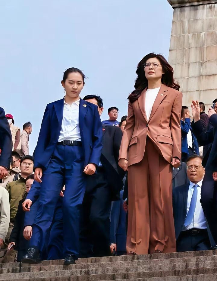最近郑丽文参访时，身边那位蓝衣女保镖，眼神犀利又紧绷，站位特别精准，从头到尾没有