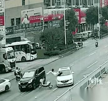 大卡车的喇叭声震得路边树叶都在打颤，那辆电动车却像没长耳朵一样，硬生生地往车流最