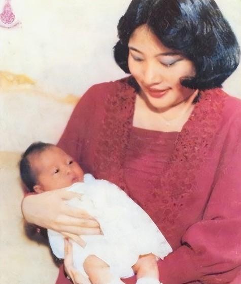 帕公主去世，泰王都留下了热泪两行，但最伤心的还属她的亲妈颂莎瓦丽。

颂妃只有这