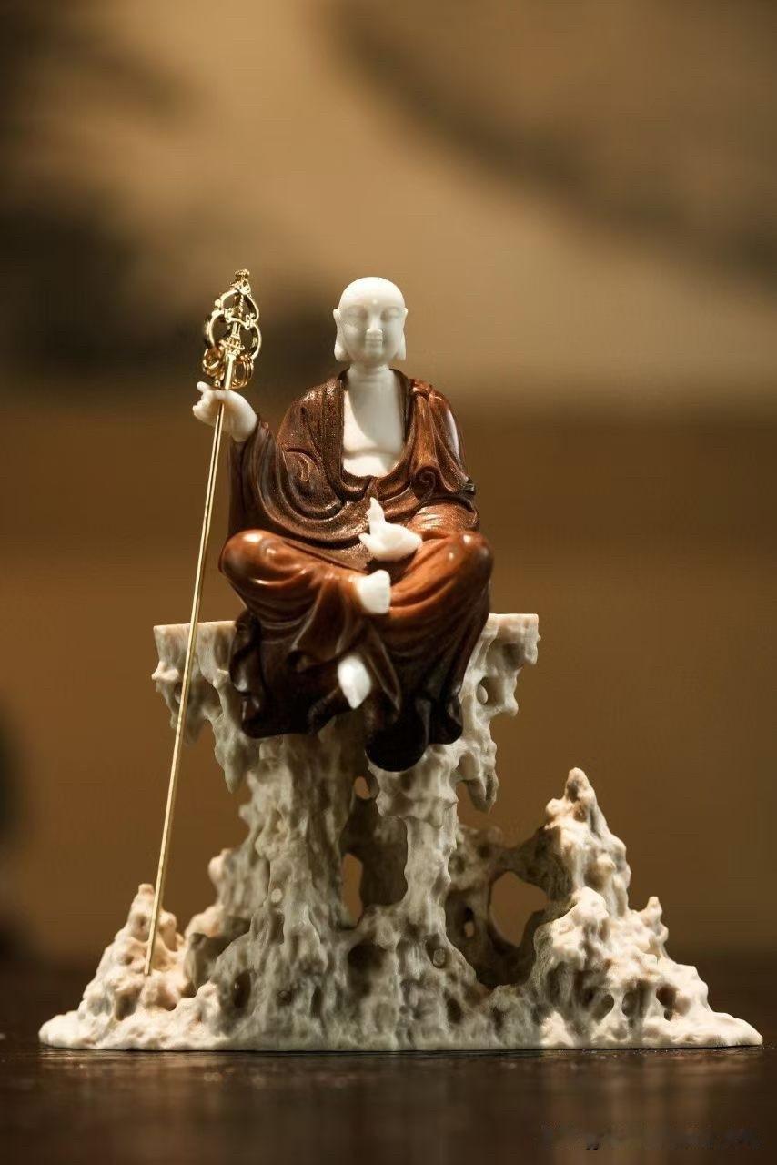 有些作品不靠气势取胜，而是靠一份安静让人停下脚步。

鹿角雕成的地藏王端坐山石之