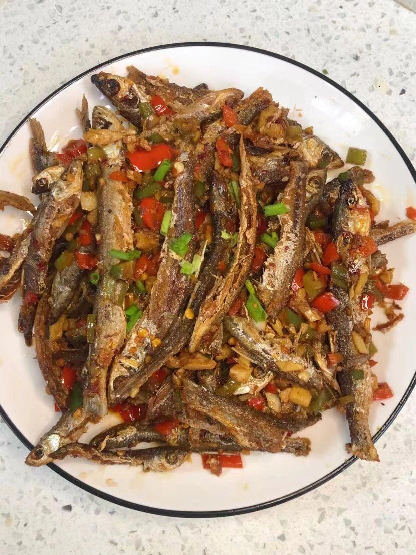 小杂鱼煎的脆脆的，真的很下饭哦！嘎嘎好吃！！

今天出去买菜好不容易碰到卖这小杂