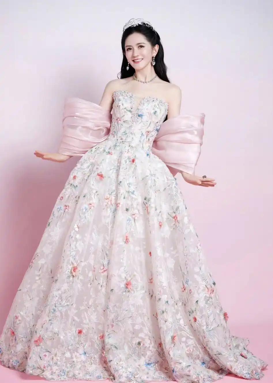 谢娜的粉色礼服造型甜美又高级，宛如仙女般迷人，从背后透出的粉色调浪漫十足，耳环和